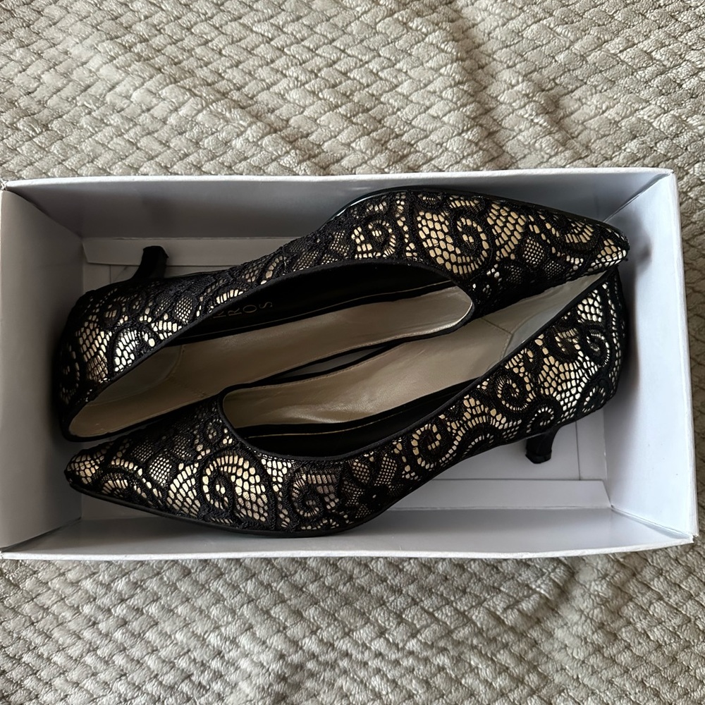 Caparros Oracle Kitten Heels with Black Lace 8.5